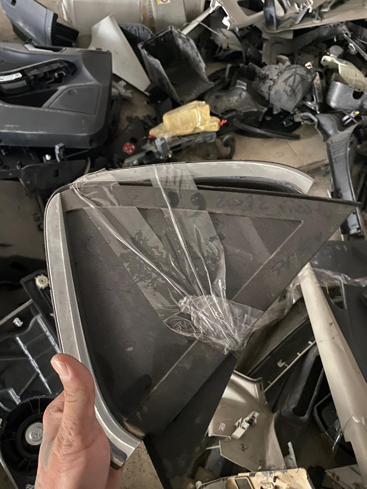 FORD FİESTA ARKA KELEBEK CAMLARI ORJİNAL ÇIKMA