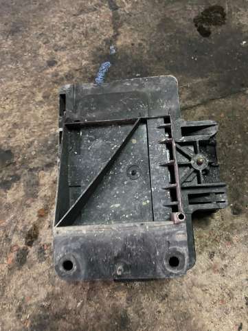 Ford FOCUS 1 Çıkma Akü Alt Plastiği