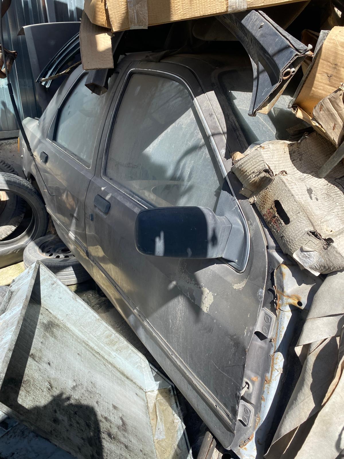 FORD SİERRA SAĞ ÖN KAPI  HATASIZ ORJINAL ÇIKMA