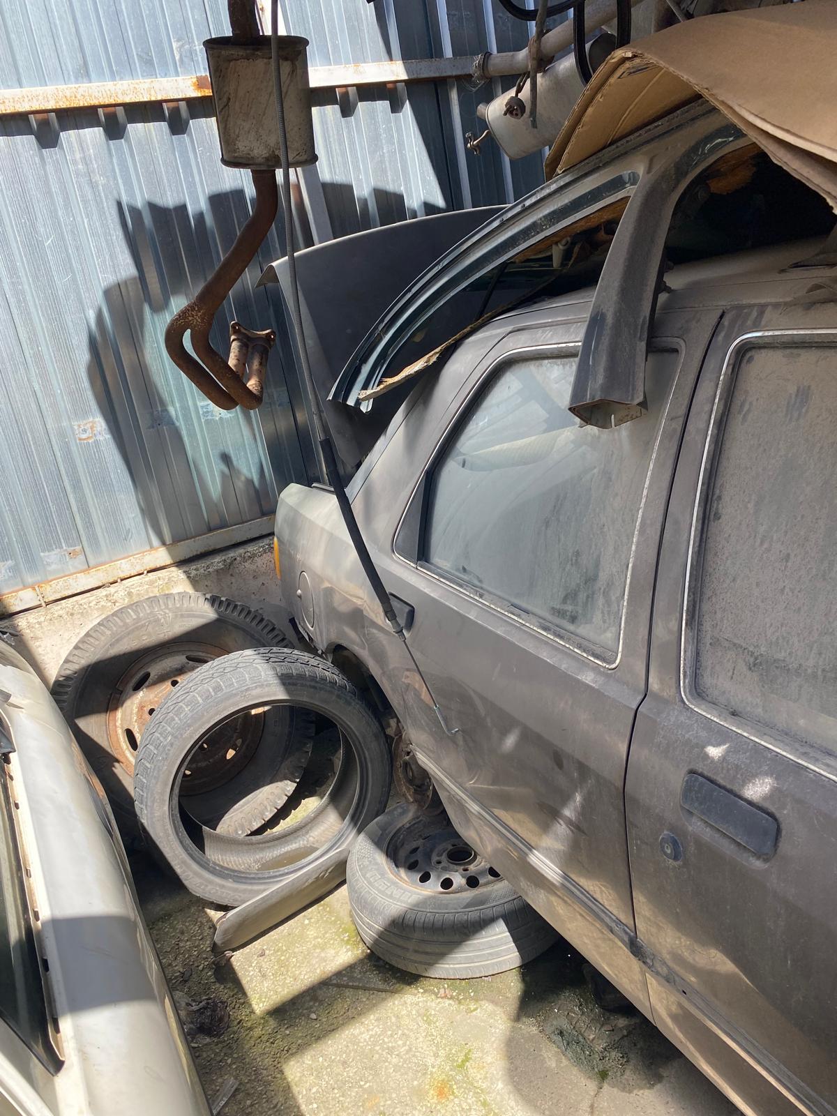 FORD SİERRA SAĞ ÖN KAPI  HATASIZ ORJINAL ÇIKMA