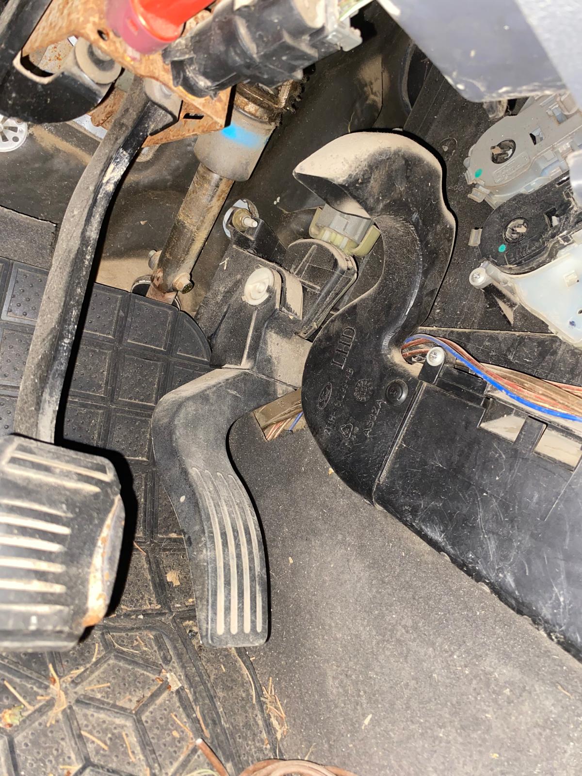 GAZ PEDALI SARI SOKET  ORJİNAL ÇIKMA ARACIN ÜZRİNDE